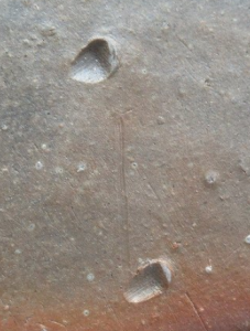 備前焼の陶芸作家伊勢崎紳 (備前焼)の陶印・裏印・窯印・サイン画像です。