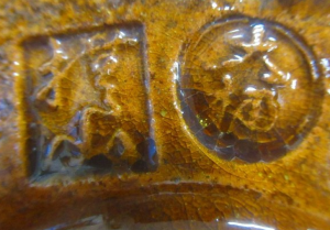 陶芸作家伊豆蔵撫山の陶印・裏印・窯印・サイン画像です。