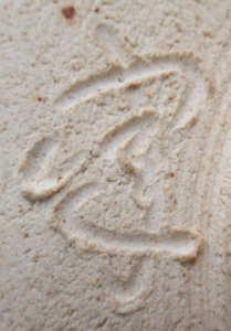 手書き・手彫りの陶芸作家加藤健 (志野)の陶印・裏印・窯印・サイン画像です。