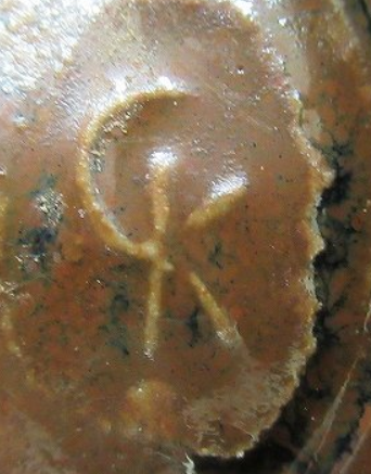 印刻（ハンコ・型押し）の陶芸作家ゲルト・クナッパー　Gerd Knapper　(益子焼)の陶印・裏印・窯印・サイン画像です。