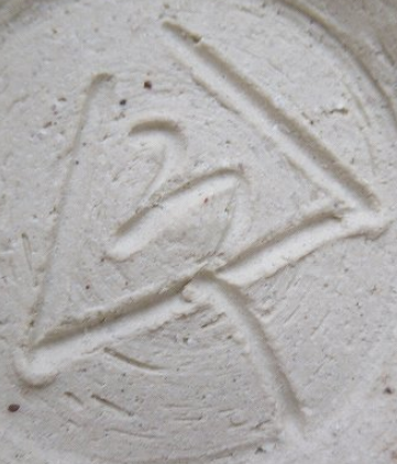 陶芸作家加藤令吉　かとうれいきち　(瀬戸焼)の陶印・裏印・窯印・サイン画像です。