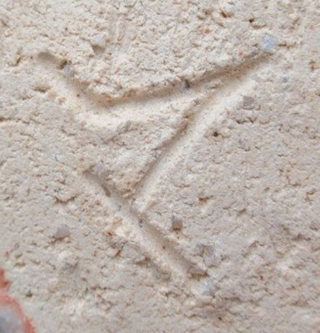 陶芸作家樋口雅之　ひぐちまさゆき　(志野)の陶印・裏印・窯印・サイン画像です。