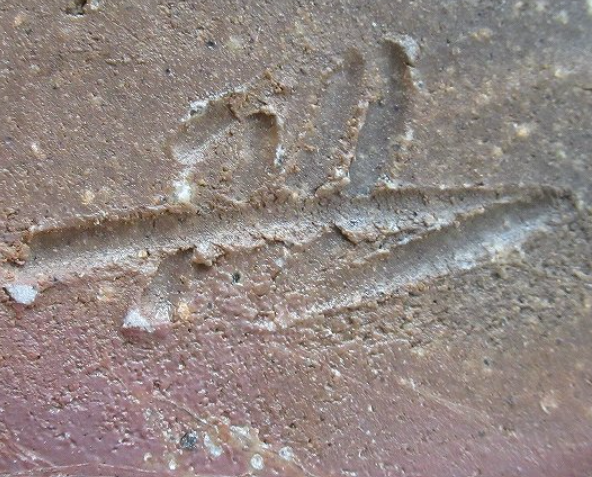 陶芸作家鈴木勝詞　すずきかつじ　（備前焼）の陶印・裏印・窯印・サイン画像です。