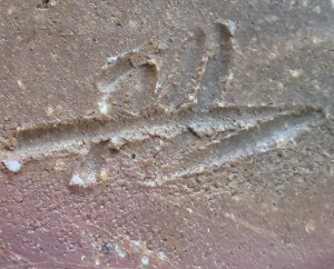 備前焼の陶芸作家鈴木勝詞 （備前焼）の陶印・裏印・窯印・サイン画像です。