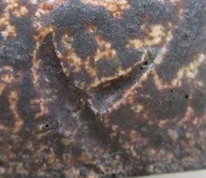 陶芸作家衣川俊仁 （益子焼）の陶印・裏印・窯印・サイン画像です。