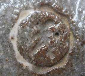 陶芸作家清水茂生　しみずしげおの陶印・裏印・窯印・サイン画像です。