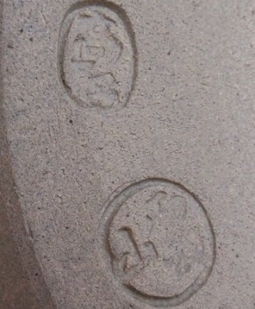 陶芸作家鬼丸雪山　おにまるせつざん　(高取焼)の陶印・裏印・窯印・サイン画像です。