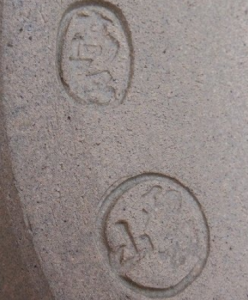 円形・楕円形の陶芸作家鬼丸雪山 (高取焼)の陶印・裏印・窯印・サイン画像です。