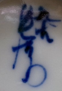 陶芸作家四代 上出長右衛門　かみでちょうえもん　(九谷焼)の陶印・裏印・窯印・サイン画像です。