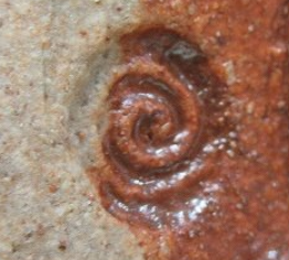 印刻（ハンコ・型押し）の陶芸作家香取甫 (益子焼)の陶印・裏印・窯印・サイン画像です。