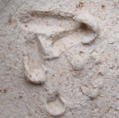 陶芸作家戸松万典　とまつかずのり　（志野）の陶印・裏印・窯印・サイン画像です。