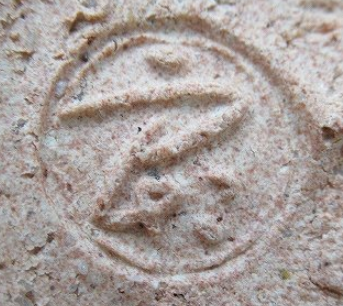 陶芸作家中村良二　なかむらりょうじ　(京焼)の陶印・裏印・窯印・サイン画像です。