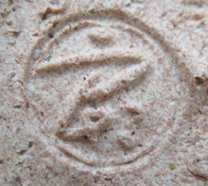 京焼の陶芸作家中村良二 (京焼)の陶印・裏印・窯印・サイン画像です。