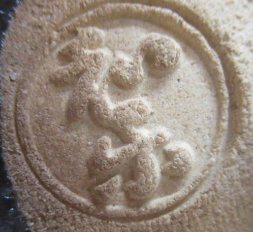 陶芸作家川崎和楽　かわさきわらく　(楽焼)の陶印・裏印・窯印・サイン画像です。