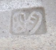 印刻（ハンコ・型押し）の陶芸作家明石庄作 （益子焼）の陶印・裏印・窯印・サイン画像です。