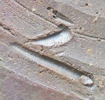 陶芸作家角見信利　かくみのぶとし　（備前焼）の陶印・裏印・窯印・サイン画像です。