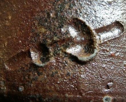 陶芸作家岩本修一　いわもとしゅういち　（備前焼）の陶印・裏印・窯印・サイン画像です。