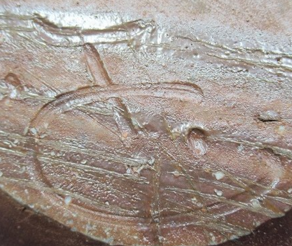 陶芸作家的野求　まとのもとむ　（備前焼）の陶印・裏印・窯印・サイン画像です。