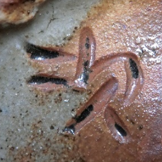 陶芸作家金城次郎　きんじょうじろう　（壺屋焼）の陶印・裏印・窯印・サイン画像です。